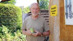 Viertelmillion Bienen mitten in der Radeberger Vorstadt Hobby-Imker Günter Richter lädt zum Tag der offenen Tür. Foto: Anton Launer