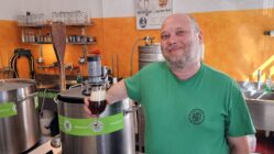 Comeback des Jahres: Schwingenheuer braut wieder Christian "Lenin" Schwingenheuer strahlt. Die Neustädter Hausbrauerei braut wieder. Foto: Anton Launer