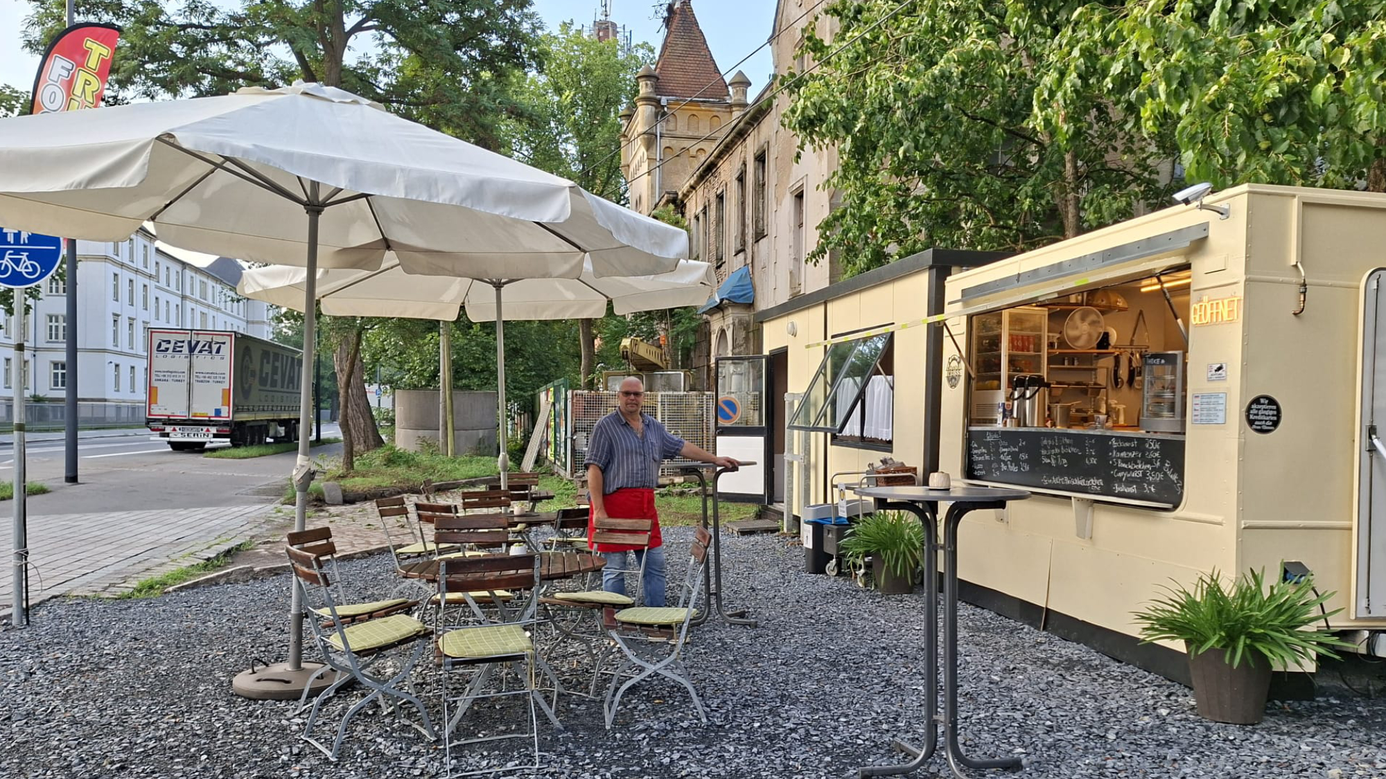 Tischchen und Stühle direkt vor dem Imbisswagen laden zur Mahlzeit oder Getränk ein.
