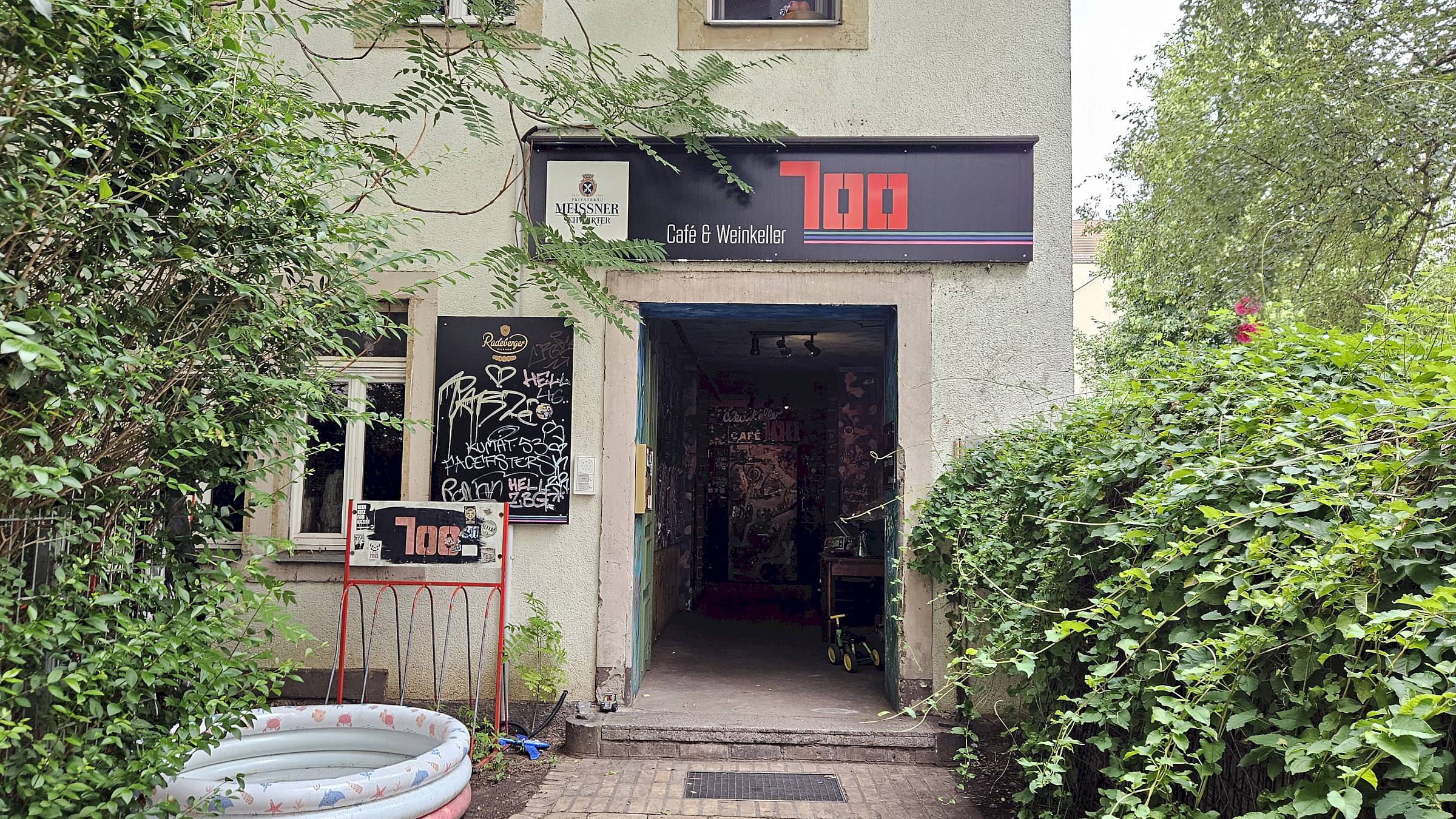 Gibt's das eigentlich nur in der Neustadt, dass Kneipen als Café bezeichnet werden? Foto: Anton Launer