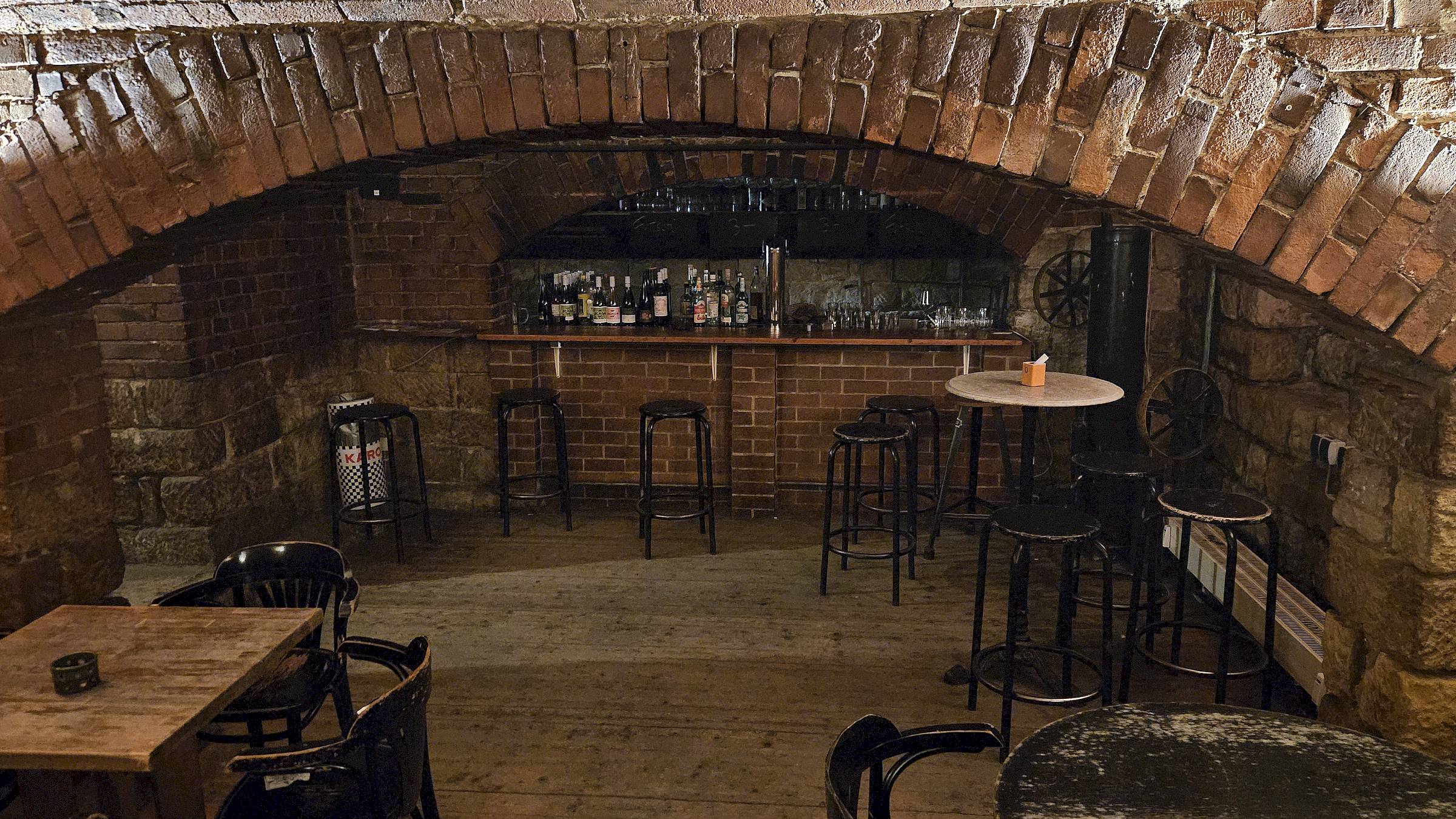 Bier- und Weinkeller in der Hundert, einst kredenzte hier Fred erlesene Tröpfchen. Foto: Anton Launer