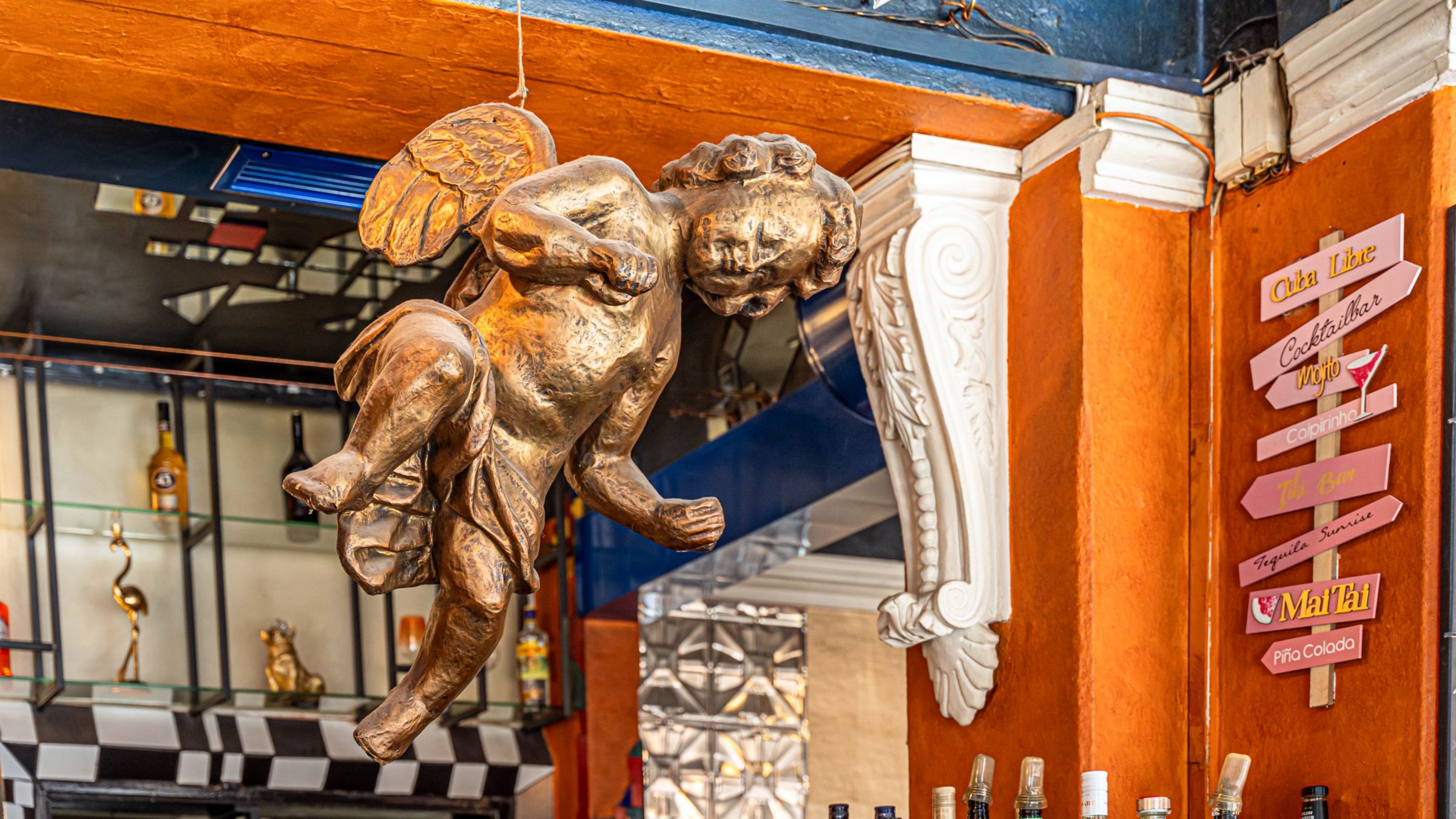 Das wunderbunt und mit jeder Menge Kitsch ausgestattete Café Europa schließt zum Wochenende - Foto: Peter Zuber