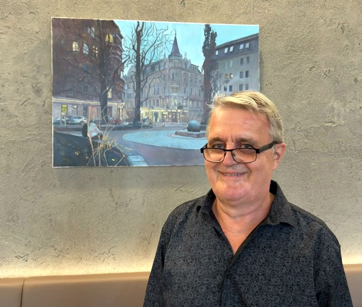 Jörg Kraut vor einem seiner Bilder - Foto: Annett Weise