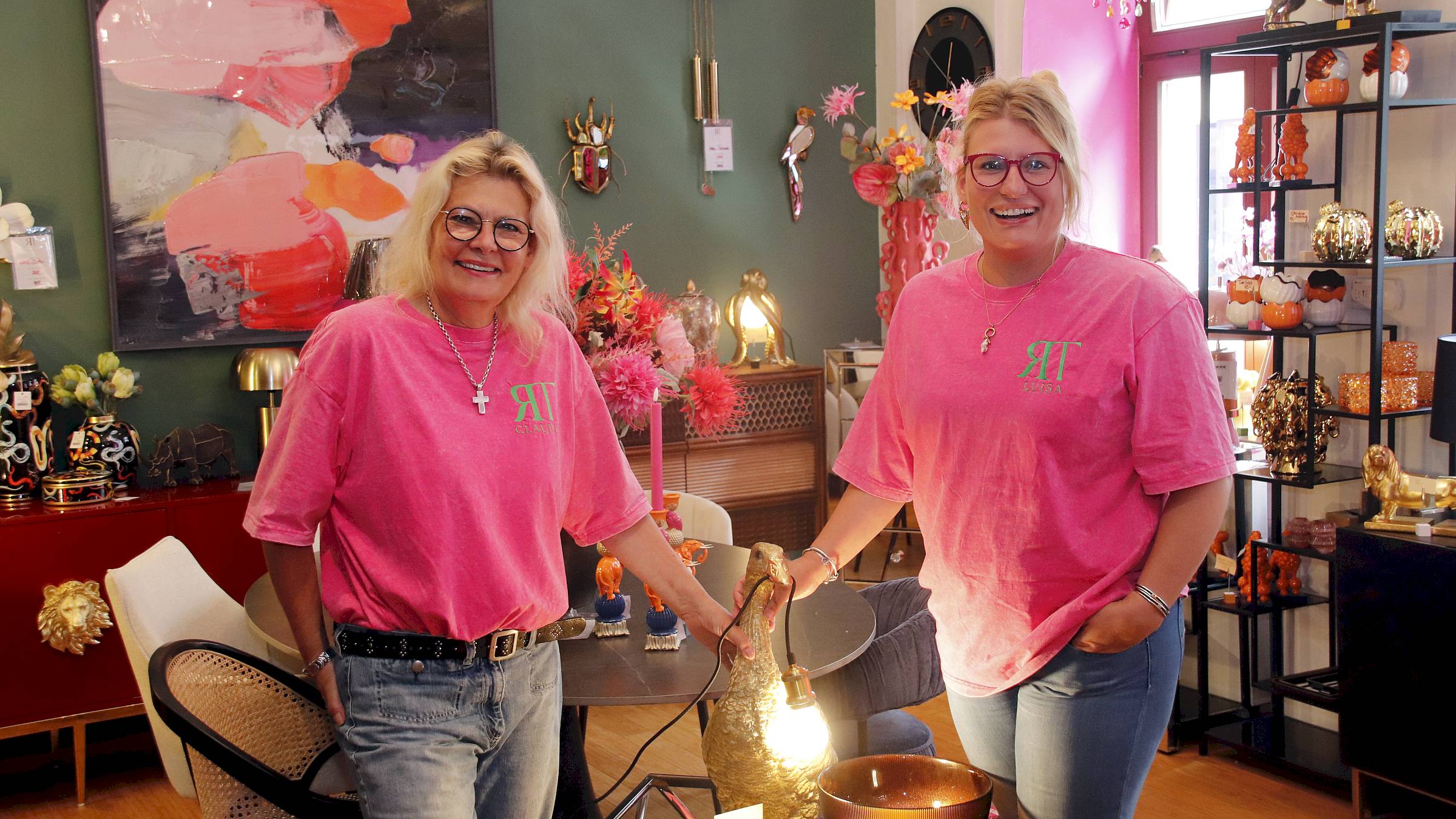 Mutter und Tochter: Claudia Weidel und Luise Eggenhofer werden die neue Boutique auf der Rothenburger Straße schmeißen. Foto: Anton Launer