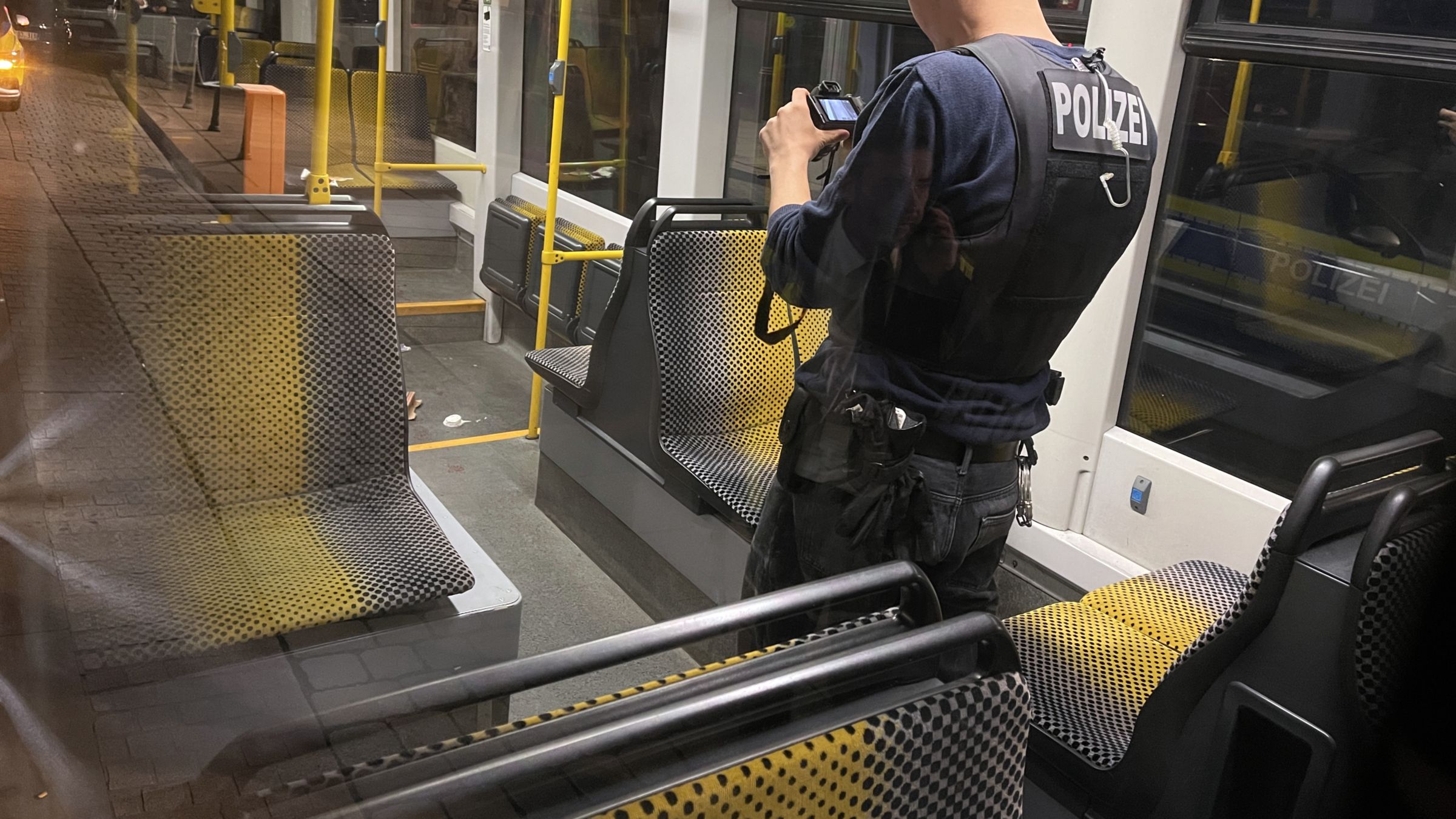 Polizist bei der Schadensdokumentation in der Tatnacht - Foto: Florian Varga