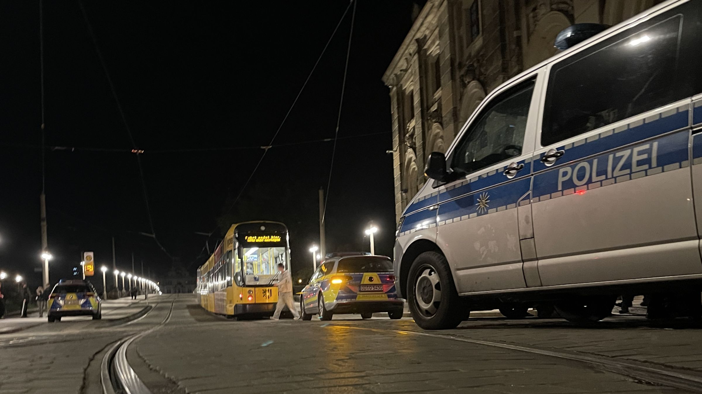Auf der Augustusbrücke verließen die Täter die Bahn und flüchteten. Foto: Florian Varga