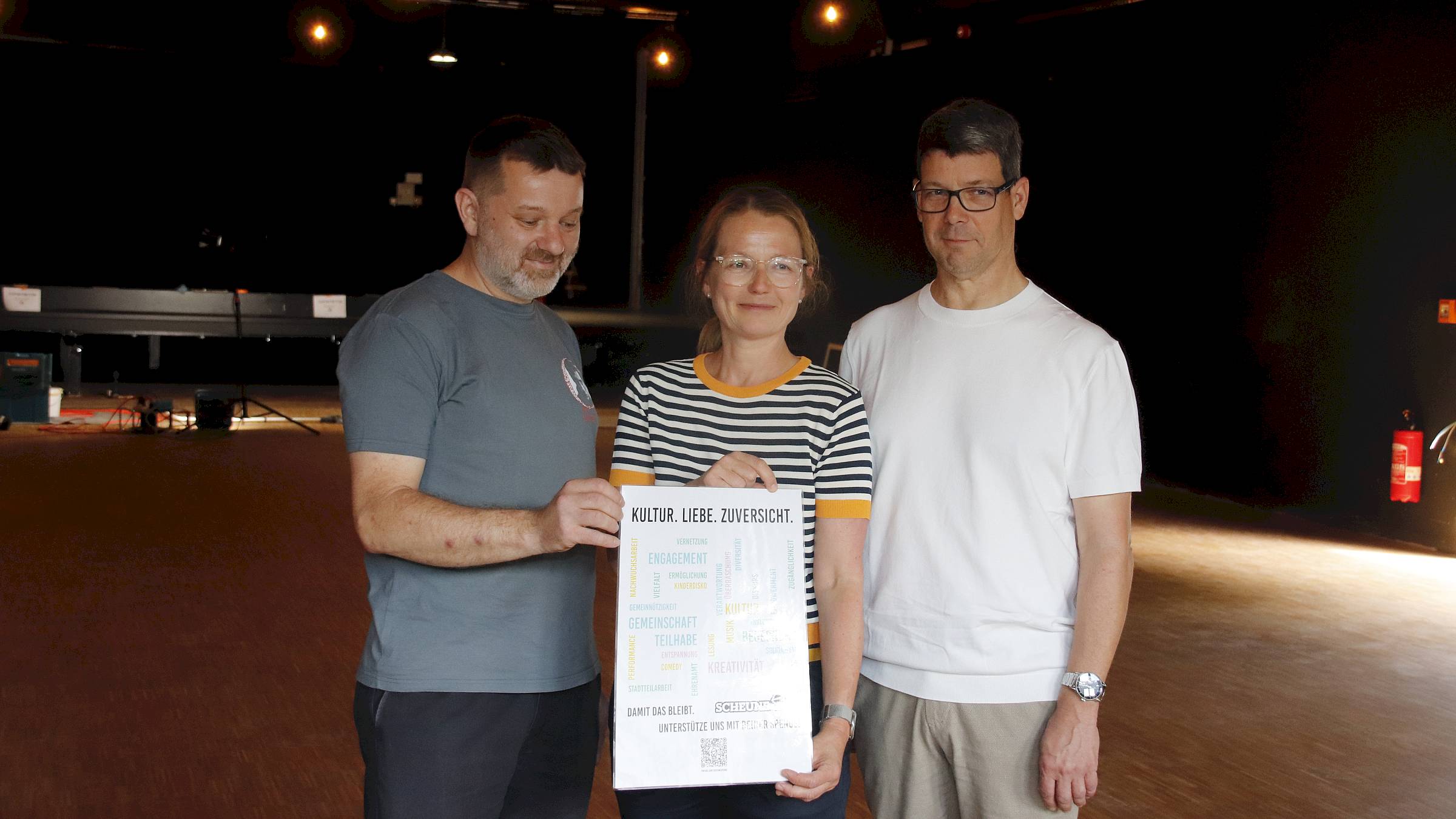 Scheune-Vorstand Frank Schöne, Kulturbürgermeisterin Annekatrin Klepsch und Jens Lerch vom Hochbauamt. Foto: Anton Launer