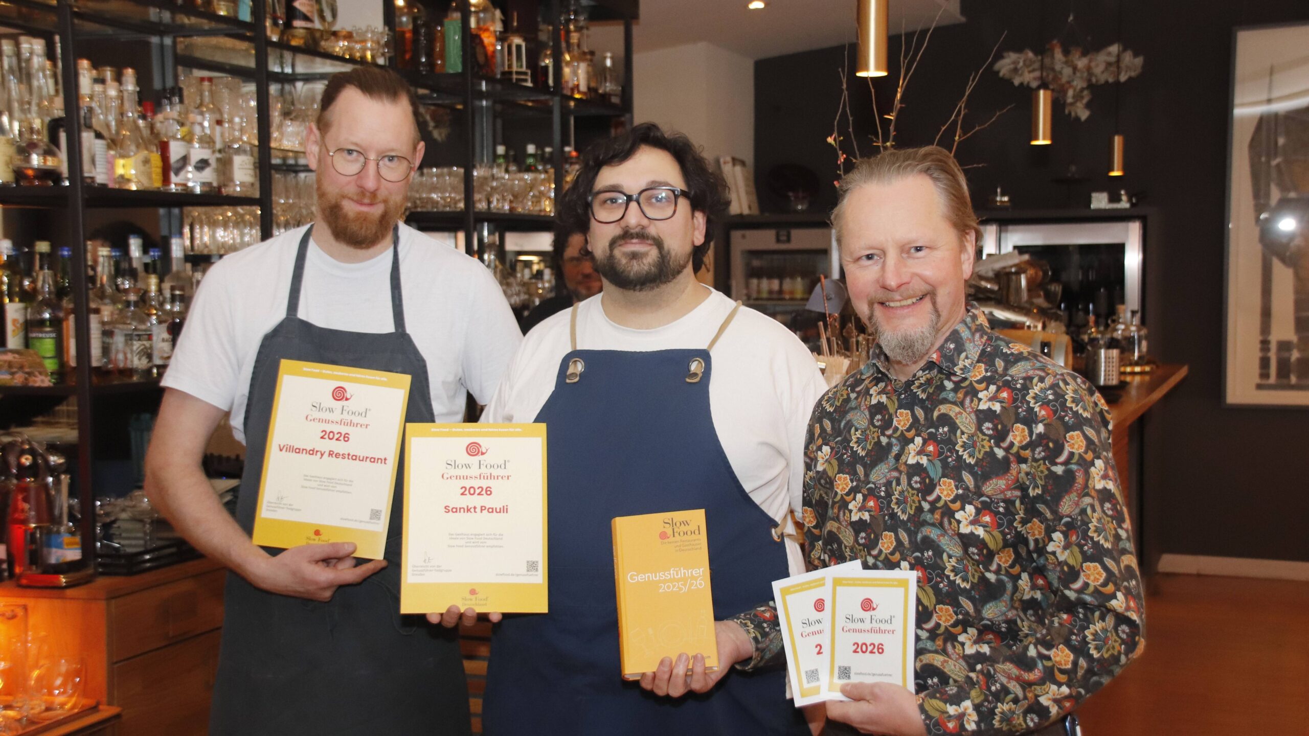 Die Küchenchefs Ole Röthig (Villandry) und Gunar Tschursch (Sankt Pauli) wurden vom Slow-Food-Botschafter Uwe Sochor Anfang des Jahres ausgezeichnet - Foto: Anton Launer