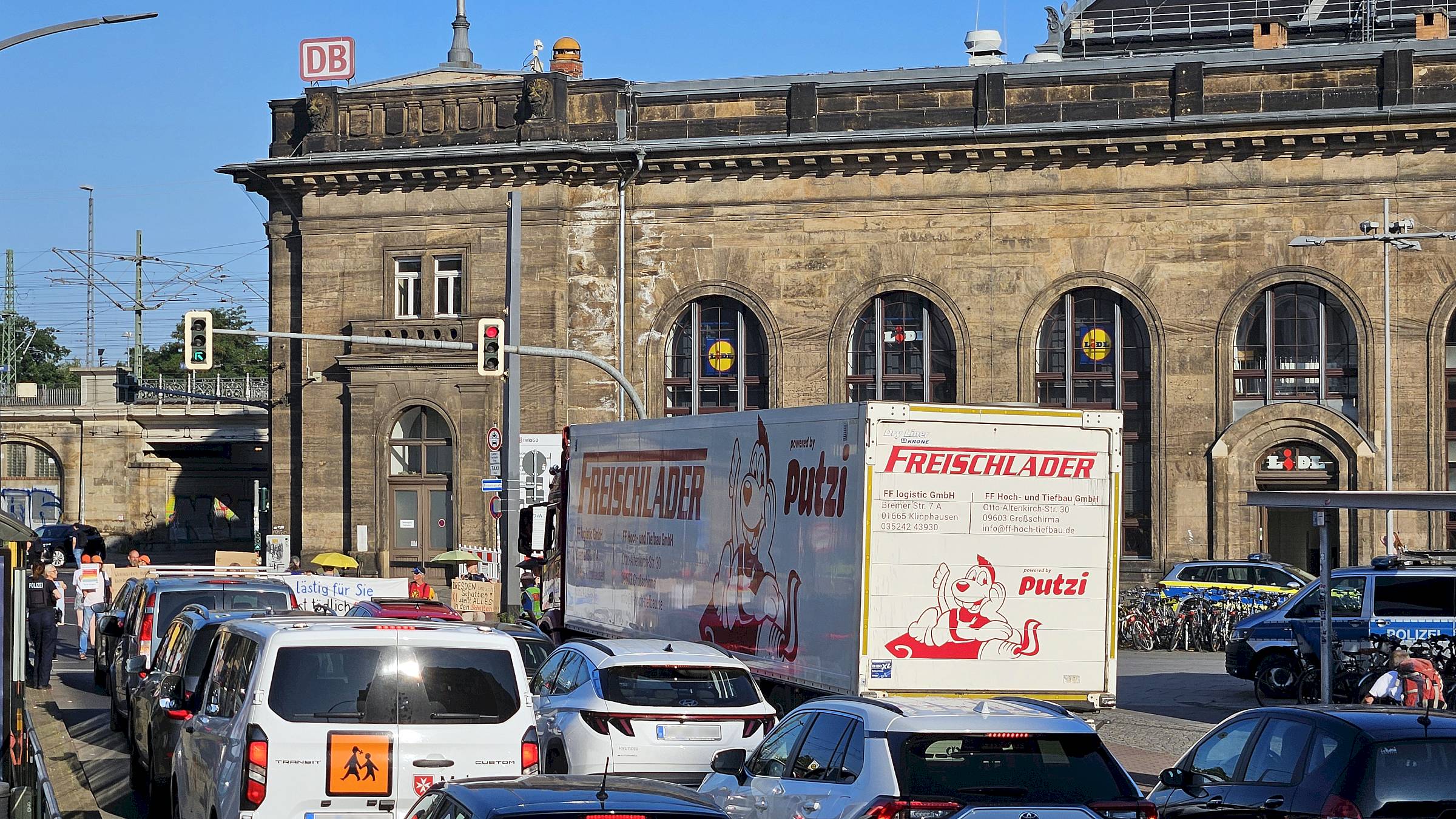 Für jeweils sieben Minuten blockierten die Aktivist*innen die Straßen rund um die Kreuzung. Auf der Antonstraße bildete sich ziemlich schnell eine größere Autoschlange. Foto: Anton Launer