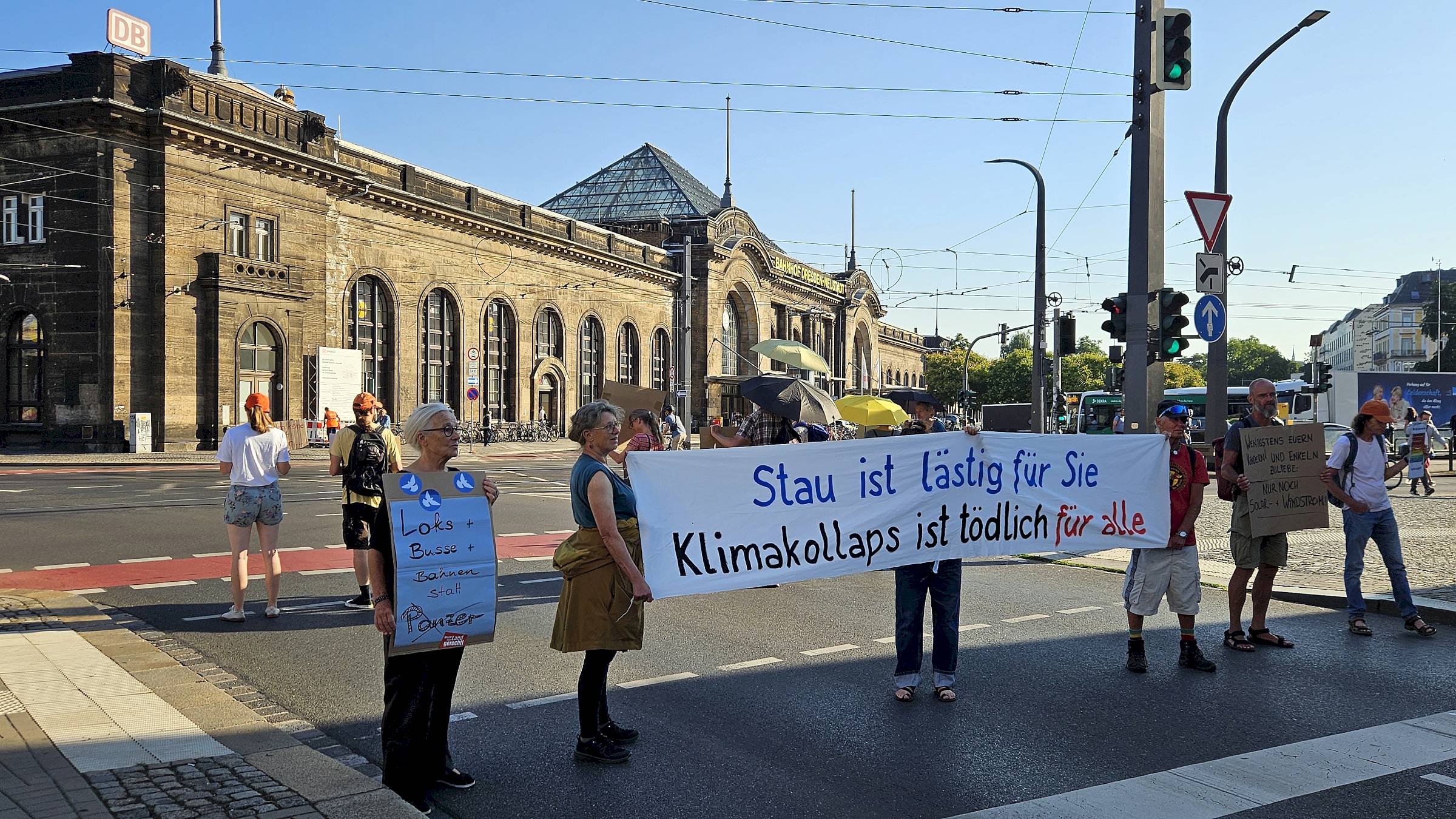 Zwischen 7.45 Uhr und 8.30 Uhr blockierten Mitglieder von Extinction Rebellion die Hansa- und die Antonstraße. Foto: Anton Launer