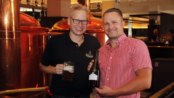 Braumeister Holger Stark und Geschäftsleiter Florian Hamm mit dem Jubiläumsbier. Foto: Anton Launer