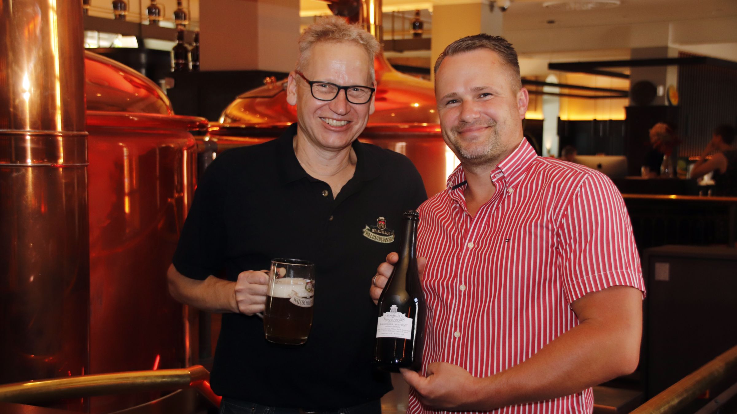 Braumeister Holger Stark und Geschäftsleiter Benjamin Hamm mit dem Jubiläumsbier. Foto: Anton Launer