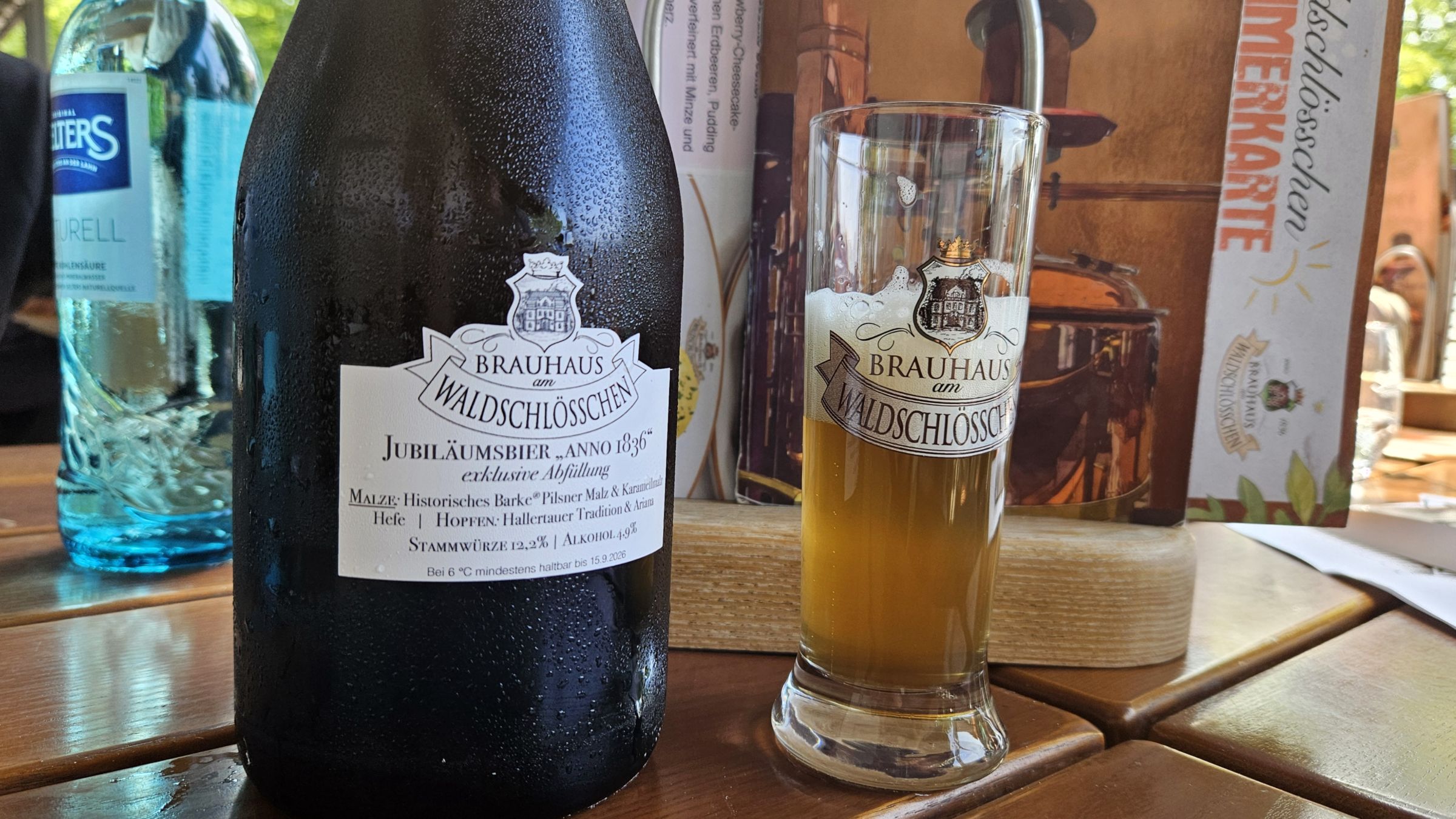 Gibt's nicht zu kaufen: Das Jubiläumsbier in der edlen 0,75-Liter-Flasche kann man am 15. August zur Jubiläumsfeier beim Quiz gewinnen. Foto: Anton Launer