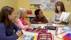 Kostenloser Grundschul-Kompass für Eltern in der Neustadt Lehrerin mit drei Grundschulkindern - Foto: Studienkreis