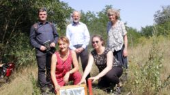 Protest gegen geplanten Standort für LKW-Parkplatz Historiker Daniel Ristau, Stadtführerin Bettina Bruschke, Superintendent Albrecht Nollau, Lara Schink vom Buga-Förderverein und Hildegart Stellmacher, Gesellschaft für Christlich-Jüdische Zusammenarbeit Dresden - Foto: Anton Launer
