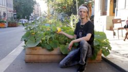 Hat das Beet auf der Louisenstraße adoptiert: Justin Strombach - Foto: Anton Launer
