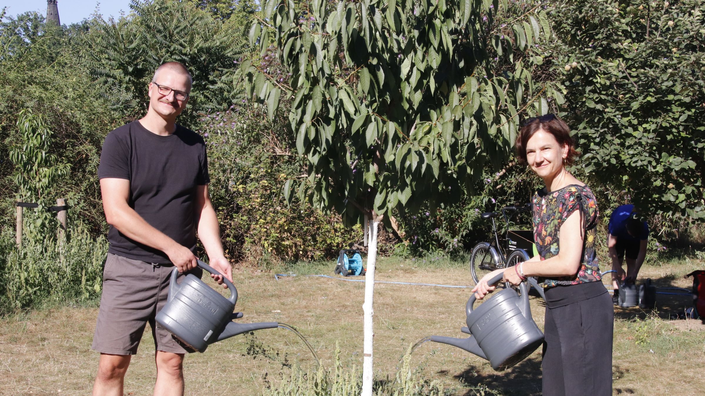 Heldenhaft gießen: Joachim Bartels und  
Annette Rottmann halten die Gießgruppe zusammen. Foto: Anton Launer