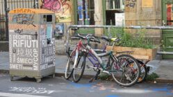 Halbzeit beim großen Louisen-Test Neben einem der großen Müllcontainer hat sich ein mobiles Fahrradgärtchen angesiedelt. Foto: Anton Launer