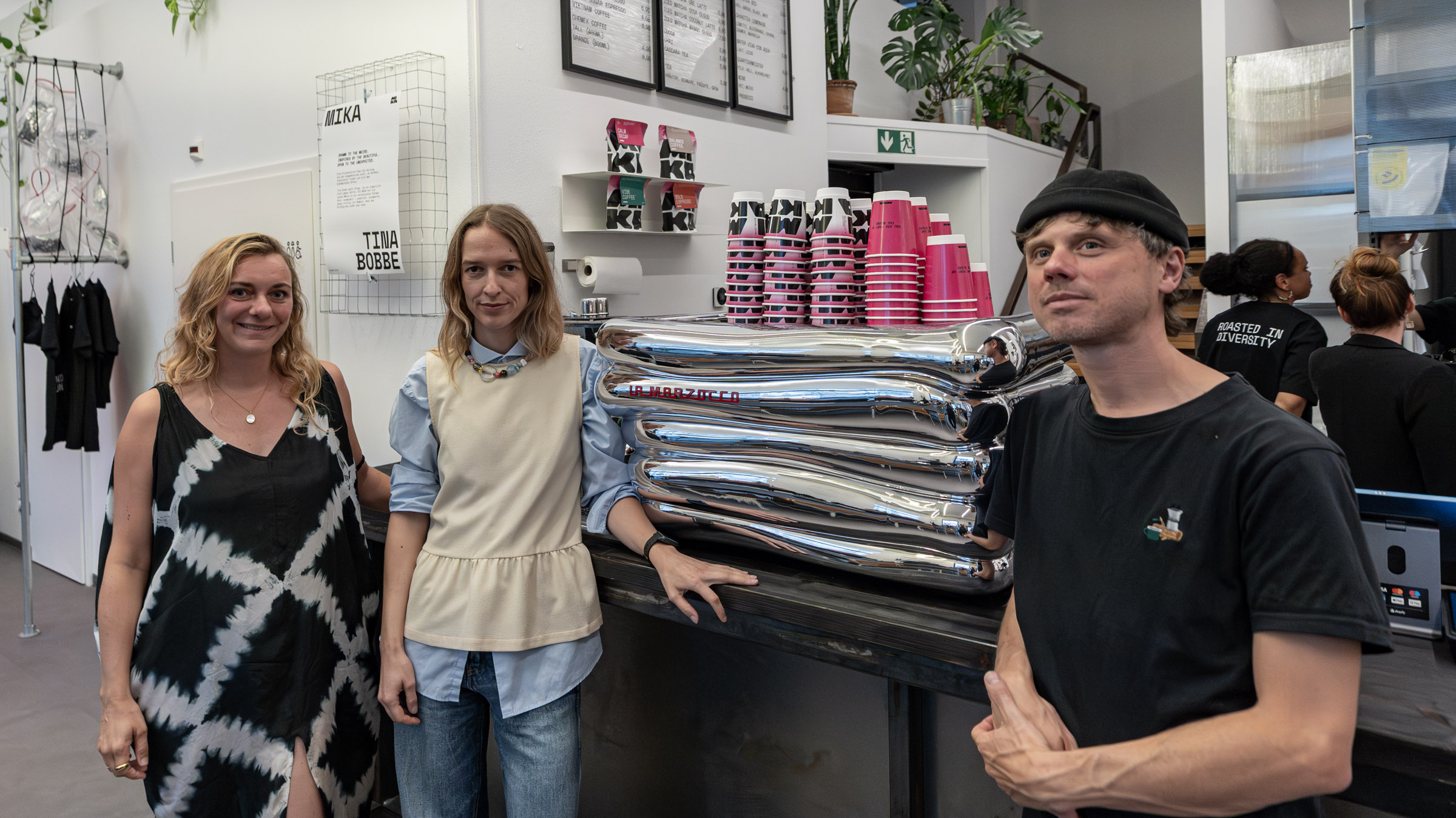 Von links nach rechts: Sylvia Müller, Tina Bobbe und Dominic Kießling vor der "Chrome Shell". Foto: Sebastian Diehl
