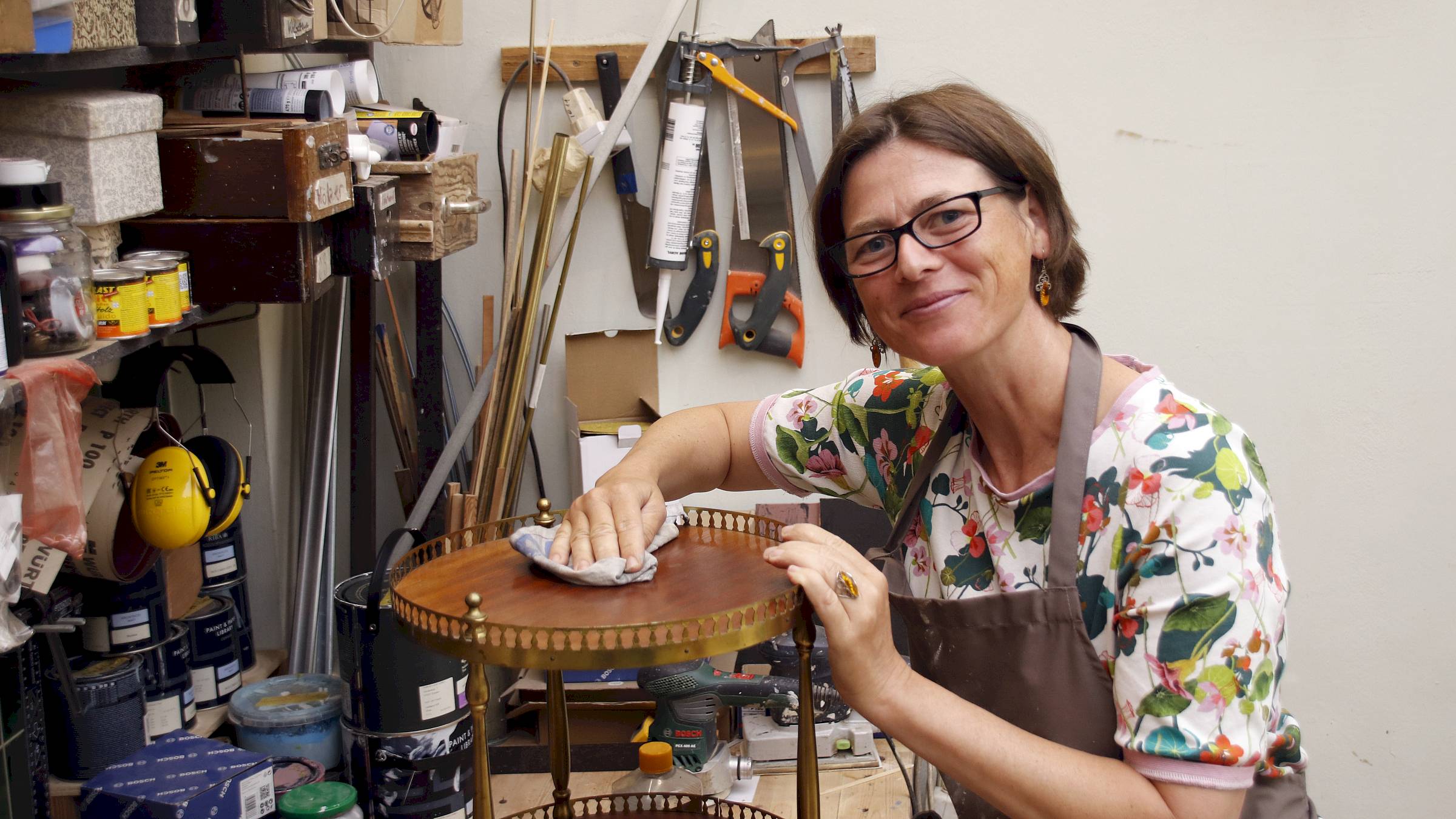 Kleine Reparaturen kann Anja Aehlig direkt in der Ladenwerkstatt durchführen. Foto: Anton Launer