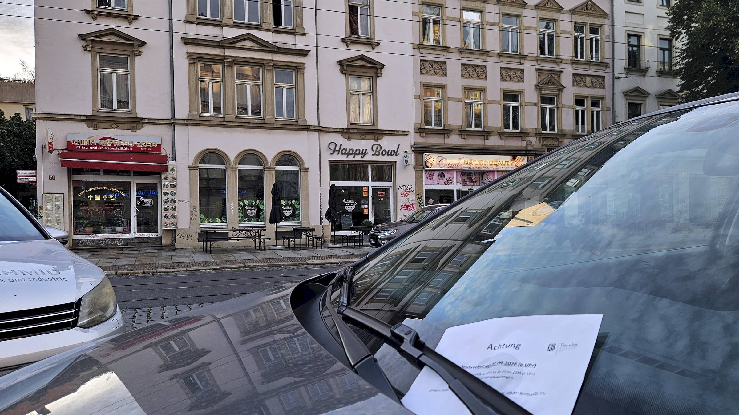 Mittels Knöllchen wies das Ordnungsamt auf das bevorstehende Halteverbot hin. Am Montagmorgen standen nur noch wenige Autos rum. Foto: Anton Launer