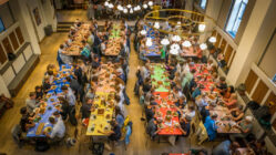 Food & Folks: Gemeinsam essen in der Scheune So sieht Communal Dining übrigens im Folkehuset Absalon in Kopenhagen aus. Foto: Giuseppe Liverino © VisitCopenhagen
