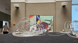 Haken, Schnüre und Kunst: Heute Abend zur Eröffnung wird alles am richtigen Ort hängen. Foto: Anton Launer