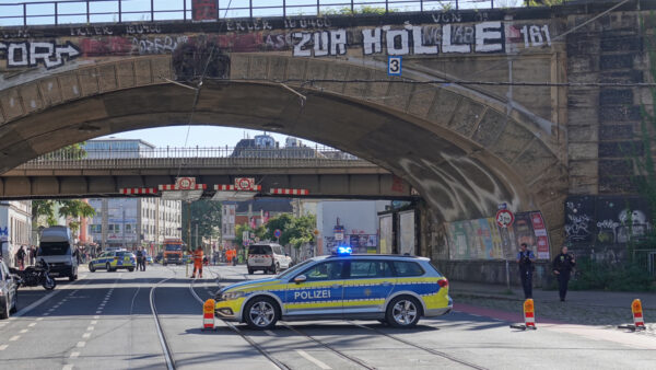 Die Polizei sicherte den Bischofsweg ab. Foto: Roland Halkasch