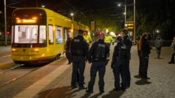 Polizei im Einsatz an der Straßenbahn am Albertplatz. Foto: xcitepress