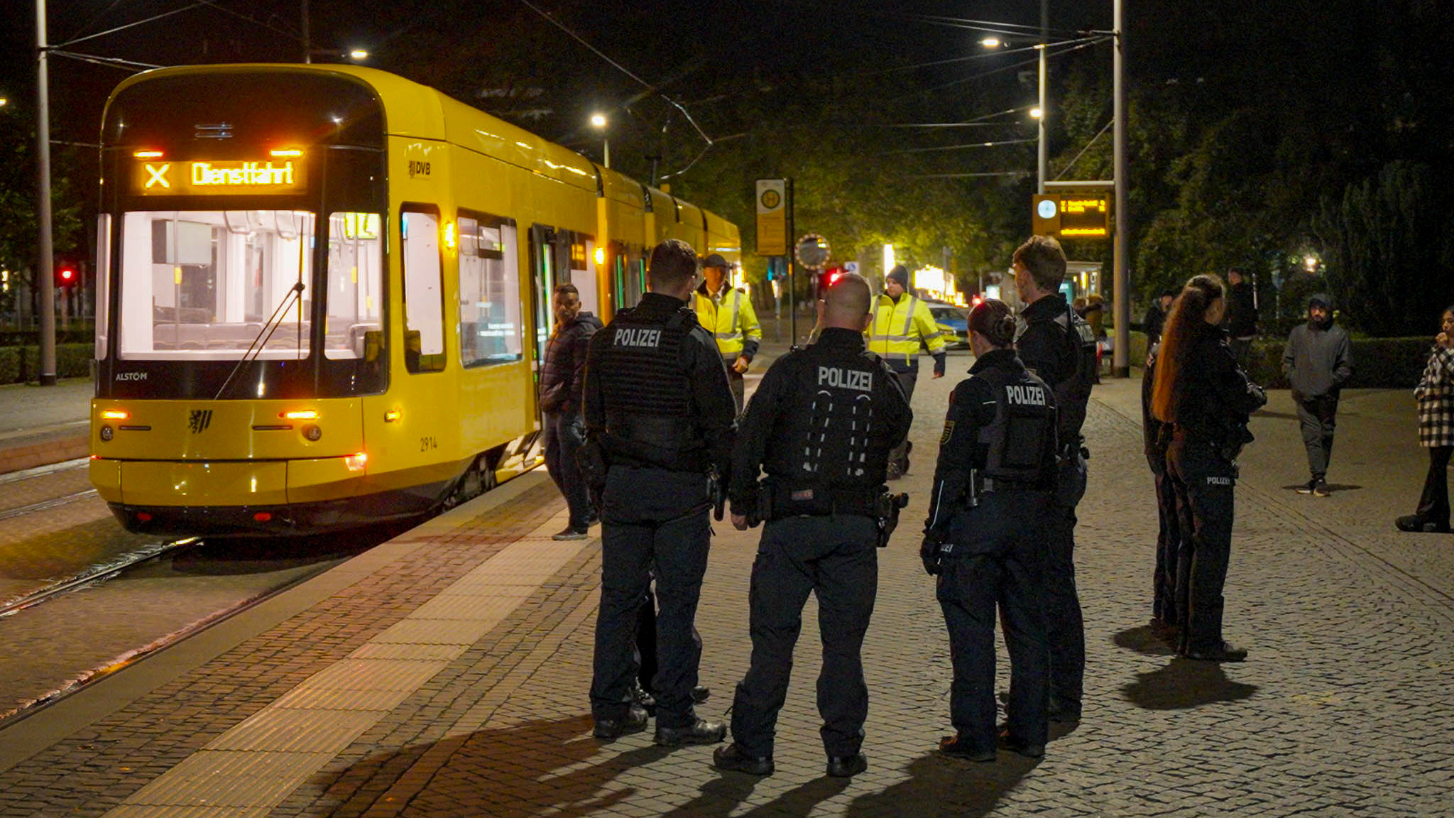 Polizei im Einsatz an der Straßenbahn am Albertplatz. Foto: xcitepress