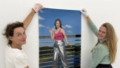 „Wir machen Kunst“ – zehn Kunstschaffende im Porträt Fotografin Anja Schneider und Kuratorin Meike Paula Thar bei Vorbereitungen für die Ausstellung. Foto: Mathias Haukenfrerichs