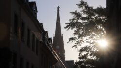 Die Martin-Luther-Kirchturm-Uhr wird in der Nacht für eine Stunde angehalten. Foto: Anton Launer